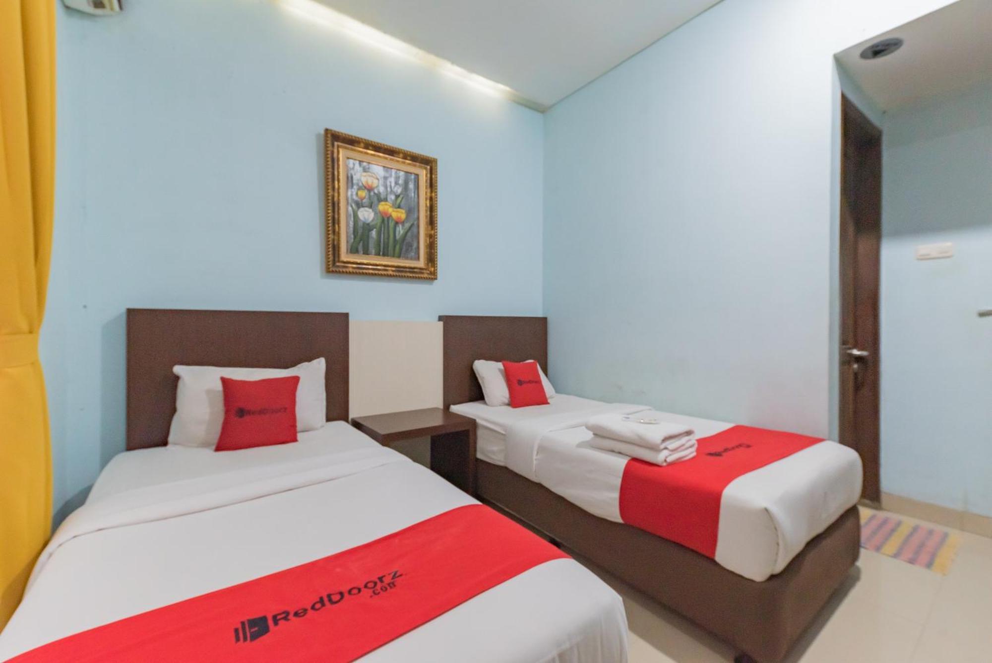 Reddoorz At La Mega Near Pasar Pagi Cirebon Hotel Ngoại thất bức ảnh