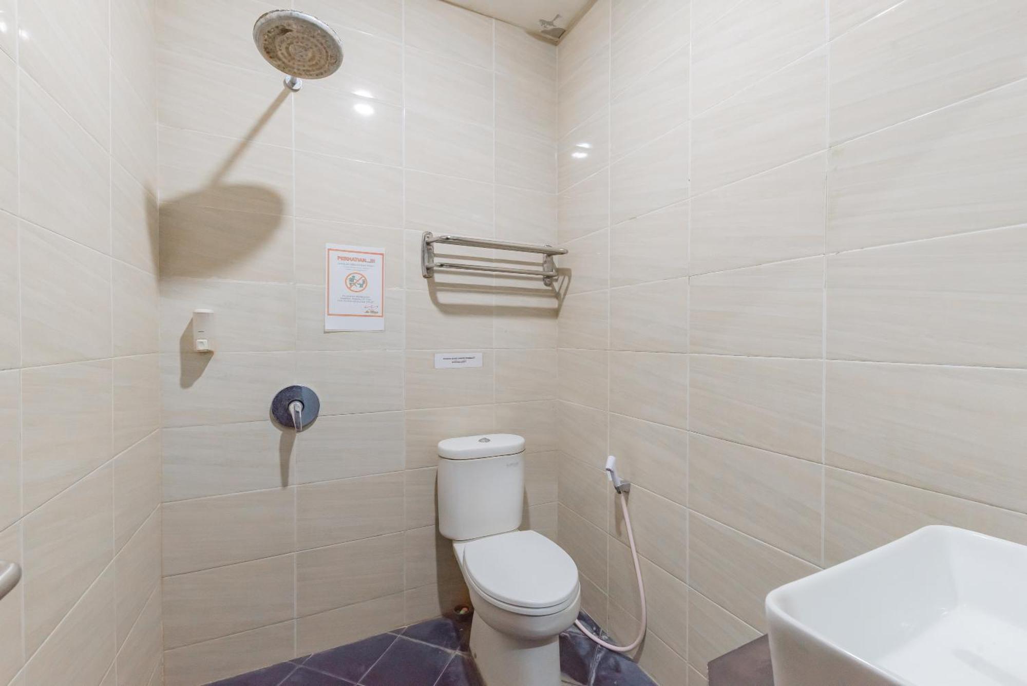 Reddoorz At La Mega Near Pasar Pagi Cirebon Hotel Ngoại thất bức ảnh