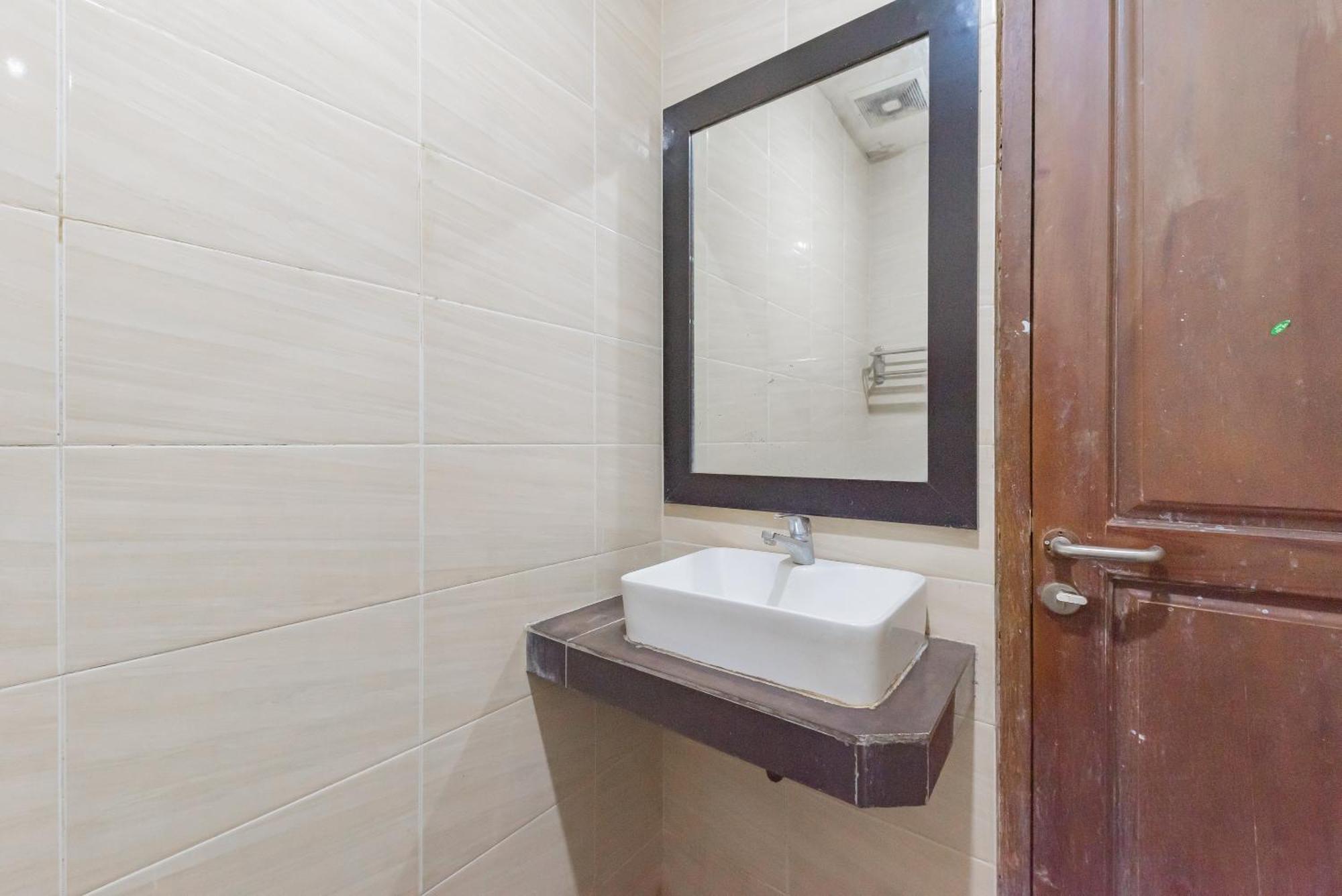 Reddoorz At La Mega Near Pasar Pagi Cirebon Hotel Ngoại thất bức ảnh
