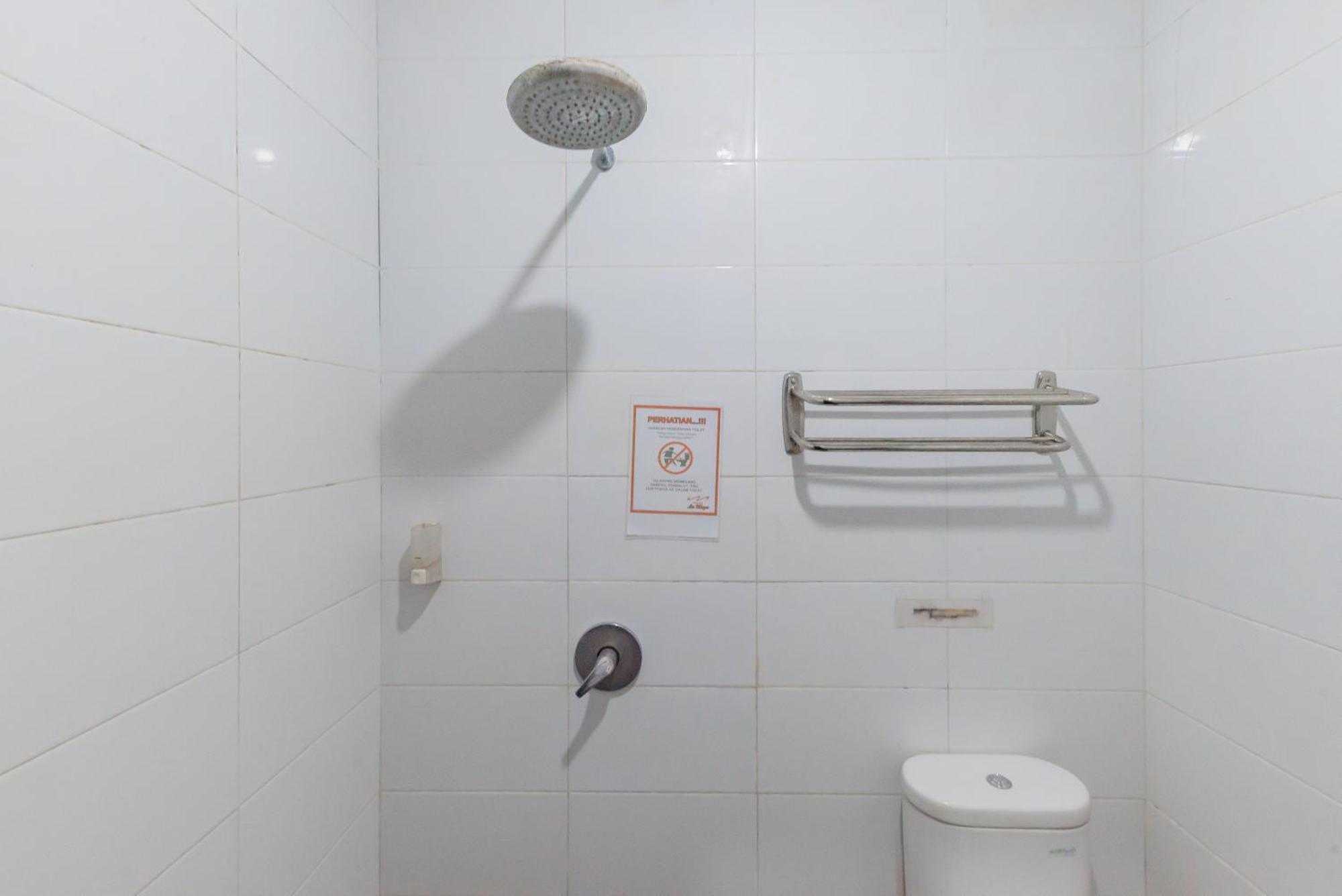 Reddoorz At La Mega Near Pasar Pagi Cirebon Hotel Ngoại thất bức ảnh