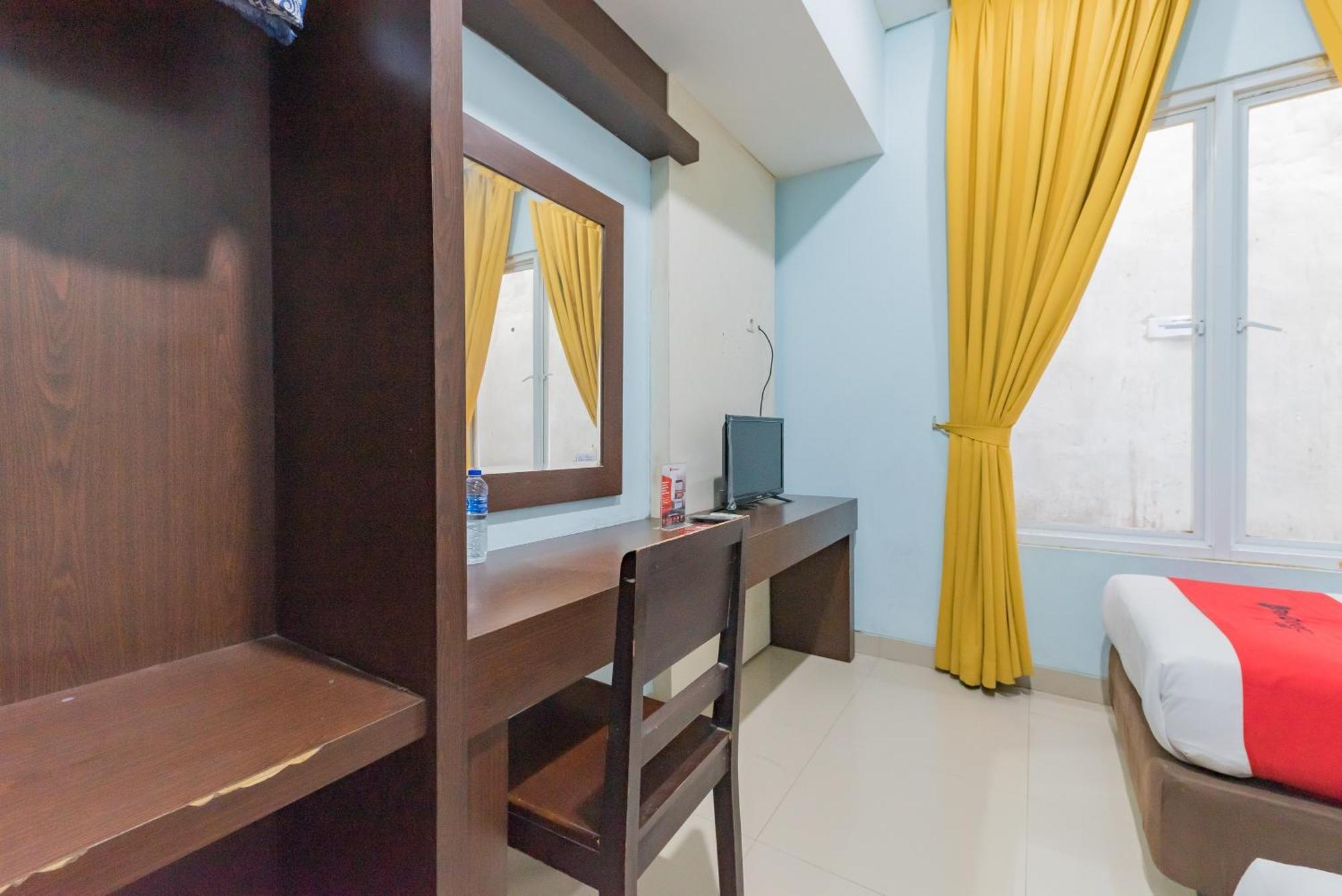 Reddoorz At La Mega Near Pasar Pagi Cirebon Hotel Ngoại thất bức ảnh