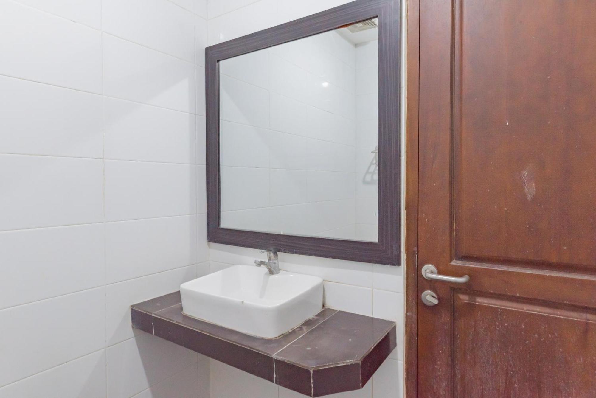 Reddoorz At La Mega Near Pasar Pagi Cirebon Hotel Ngoại thất bức ảnh