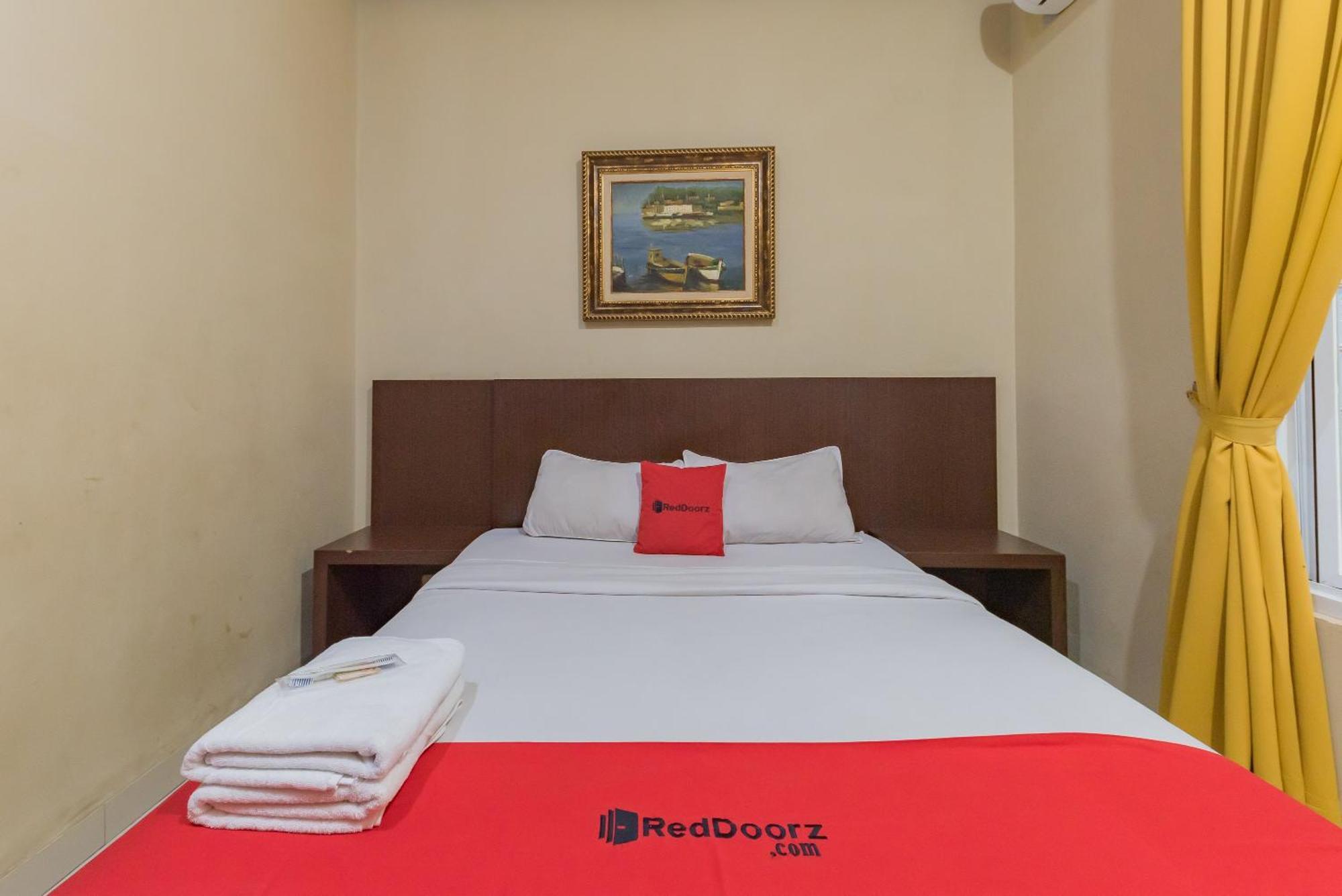Reddoorz At La Mega Near Pasar Pagi Cirebon Hotel Ngoại thất bức ảnh