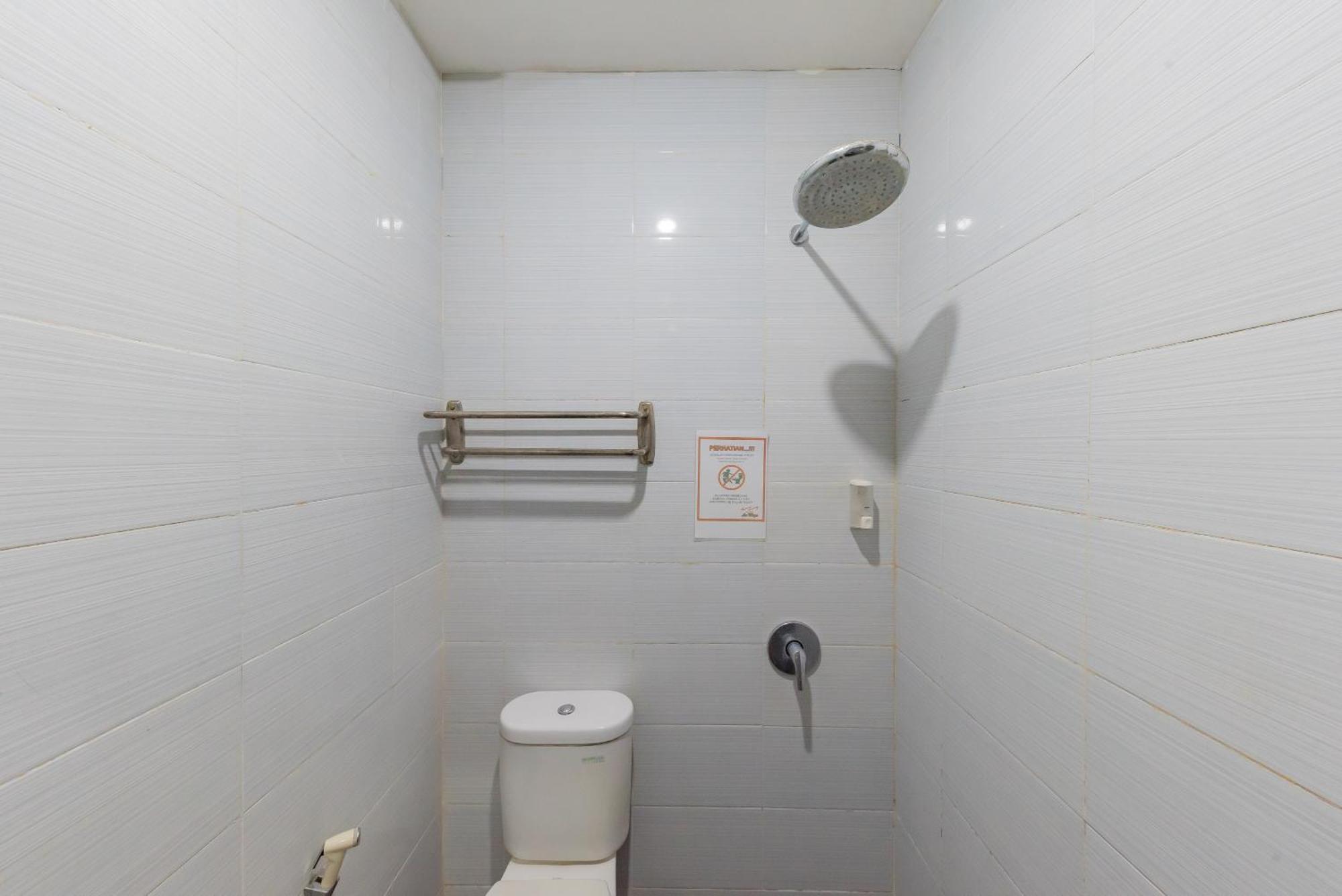Reddoorz At La Mega Near Pasar Pagi Cirebon Hotel Ngoại thất bức ảnh