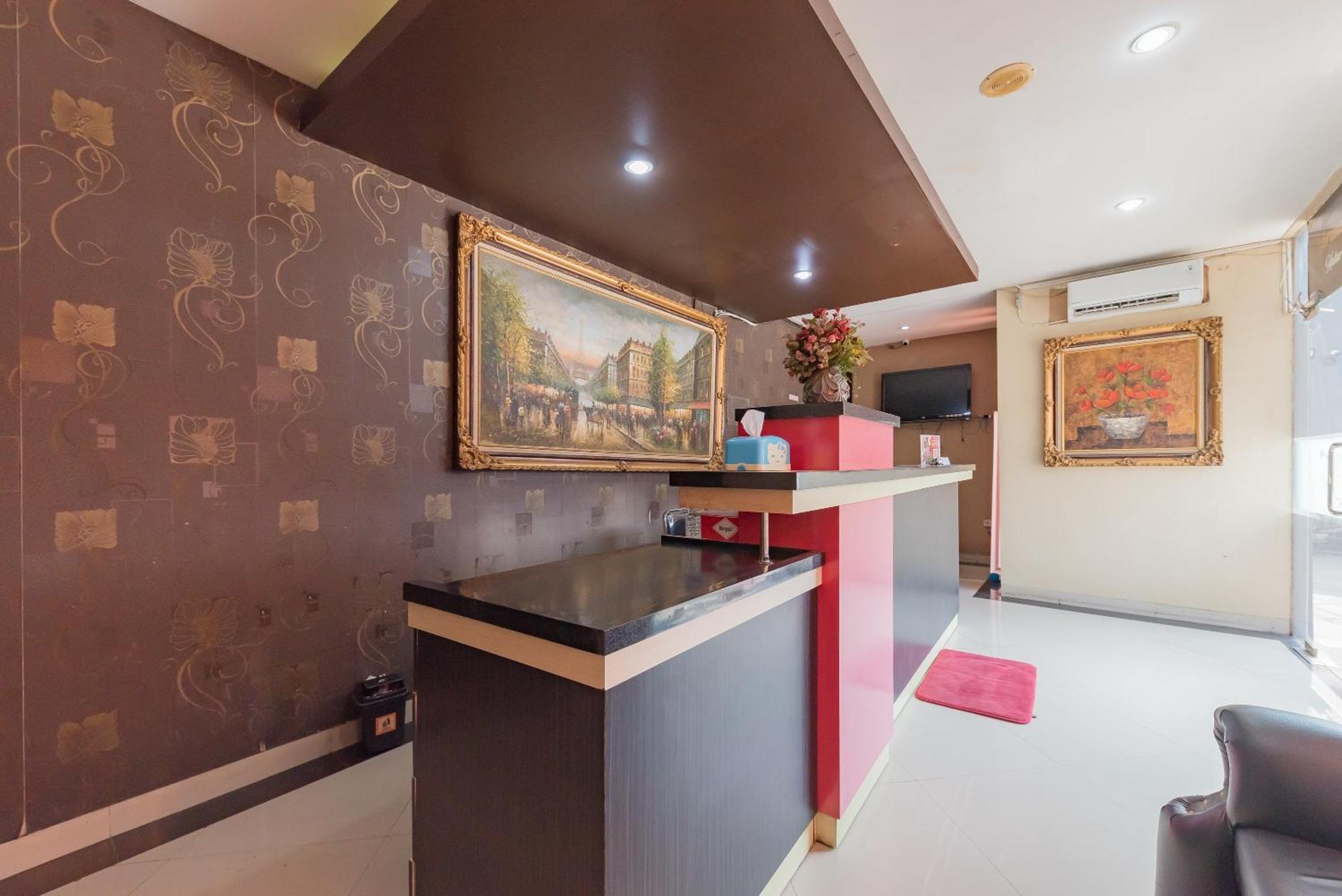 Reddoorz At La Mega Near Pasar Pagi Cirebon Hotel Ngoại thất bức ảnh