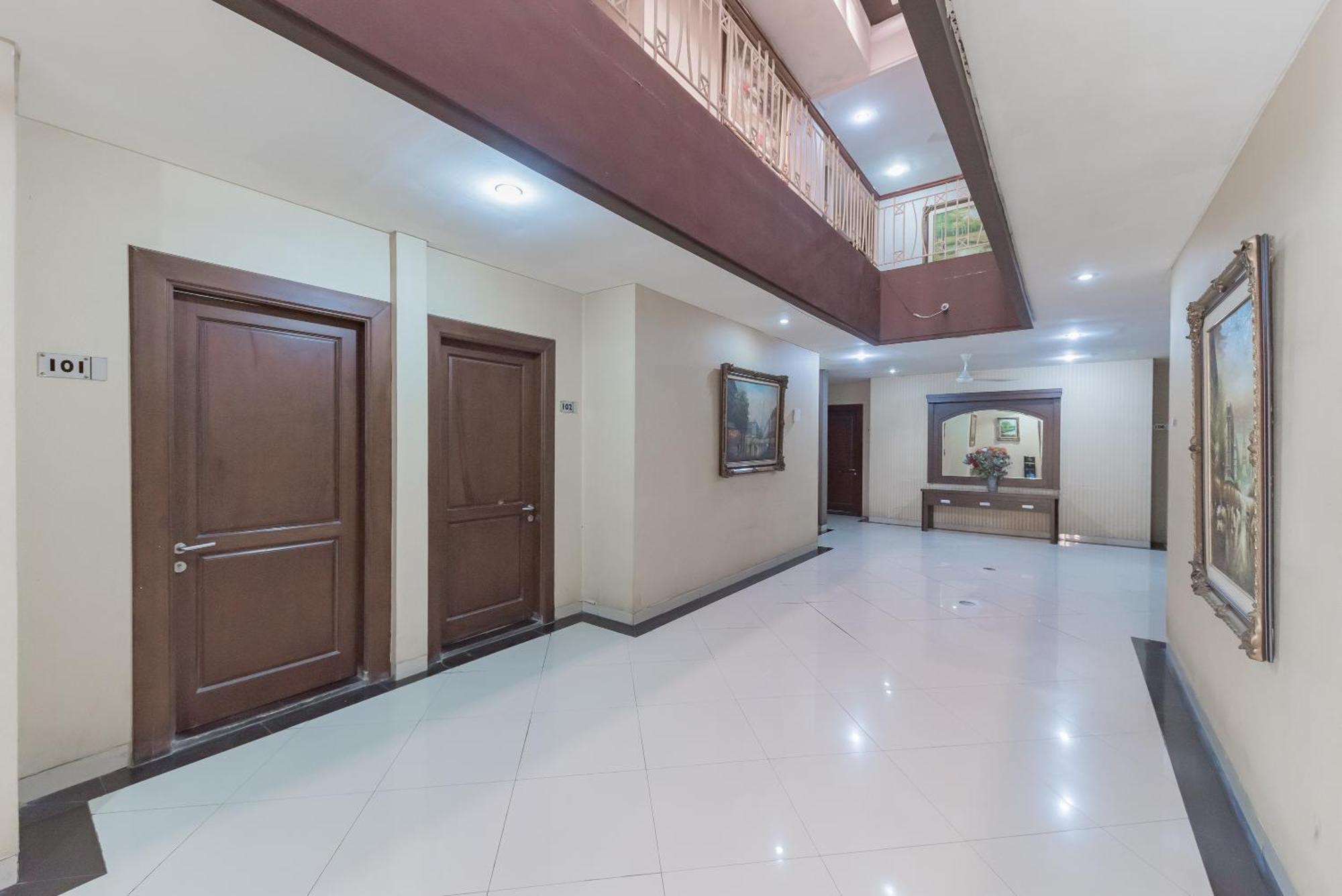 Reddoorz At La Mega Near Pasar Pagi Cirebon Hotel Ngoại thất bức ảnh
