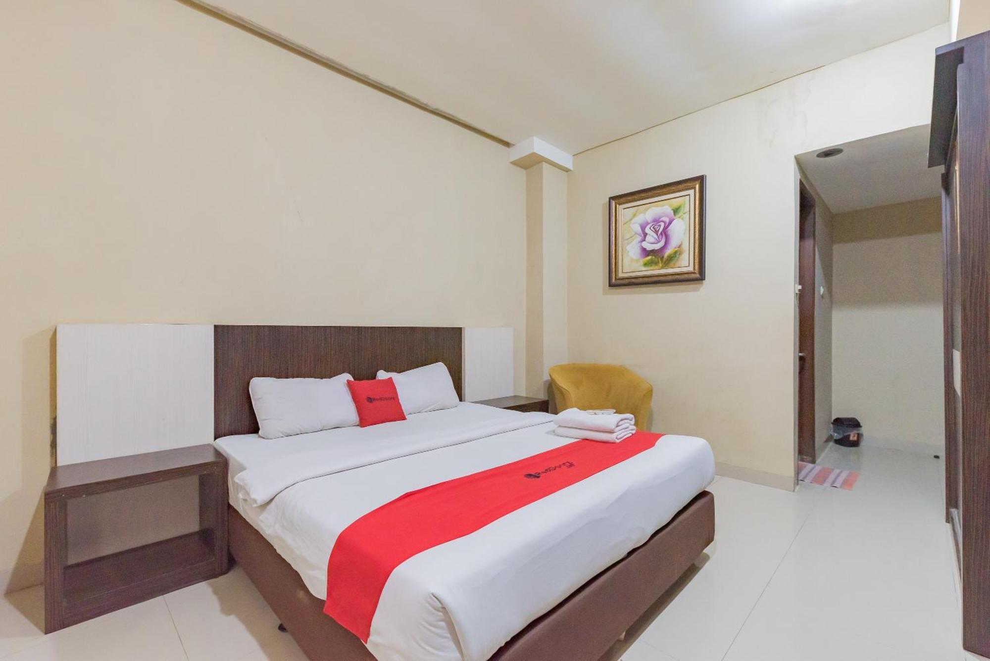 Reddoorz At La Mega Near Pasar Pagi Cirebon Hotel Ngoại thất bức ảnh