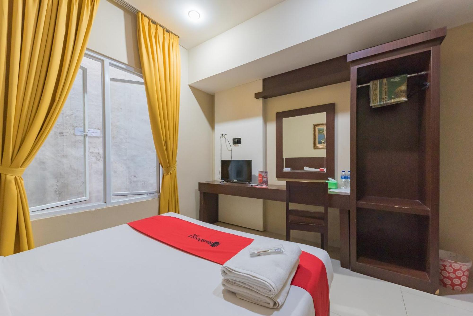 Reddoorz At La Mega Near Pasar Pagi Cirebon Hotel Ngoại thất bức ảnh