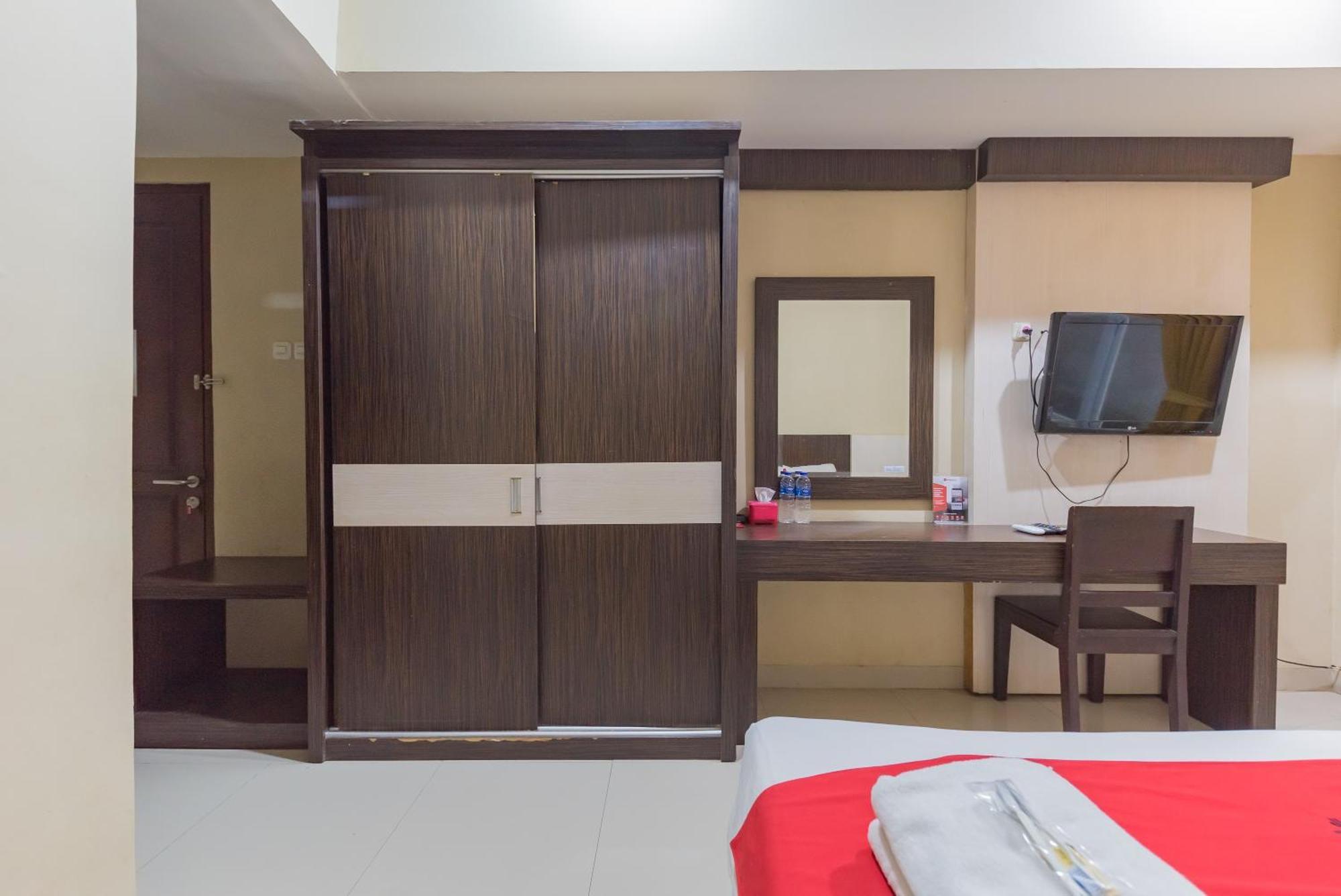 Reddoorz At La Mega Near Pasar Pagi Cirebon Hotel Ngoại thất bức ảnh