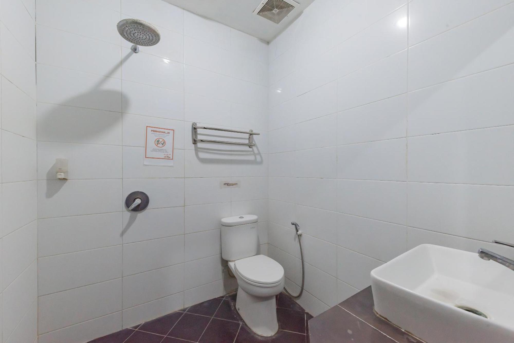 Reddoorz At La Mega Near Pasar Pagi Cirebon Hotel Ngoại thất bức ảnh