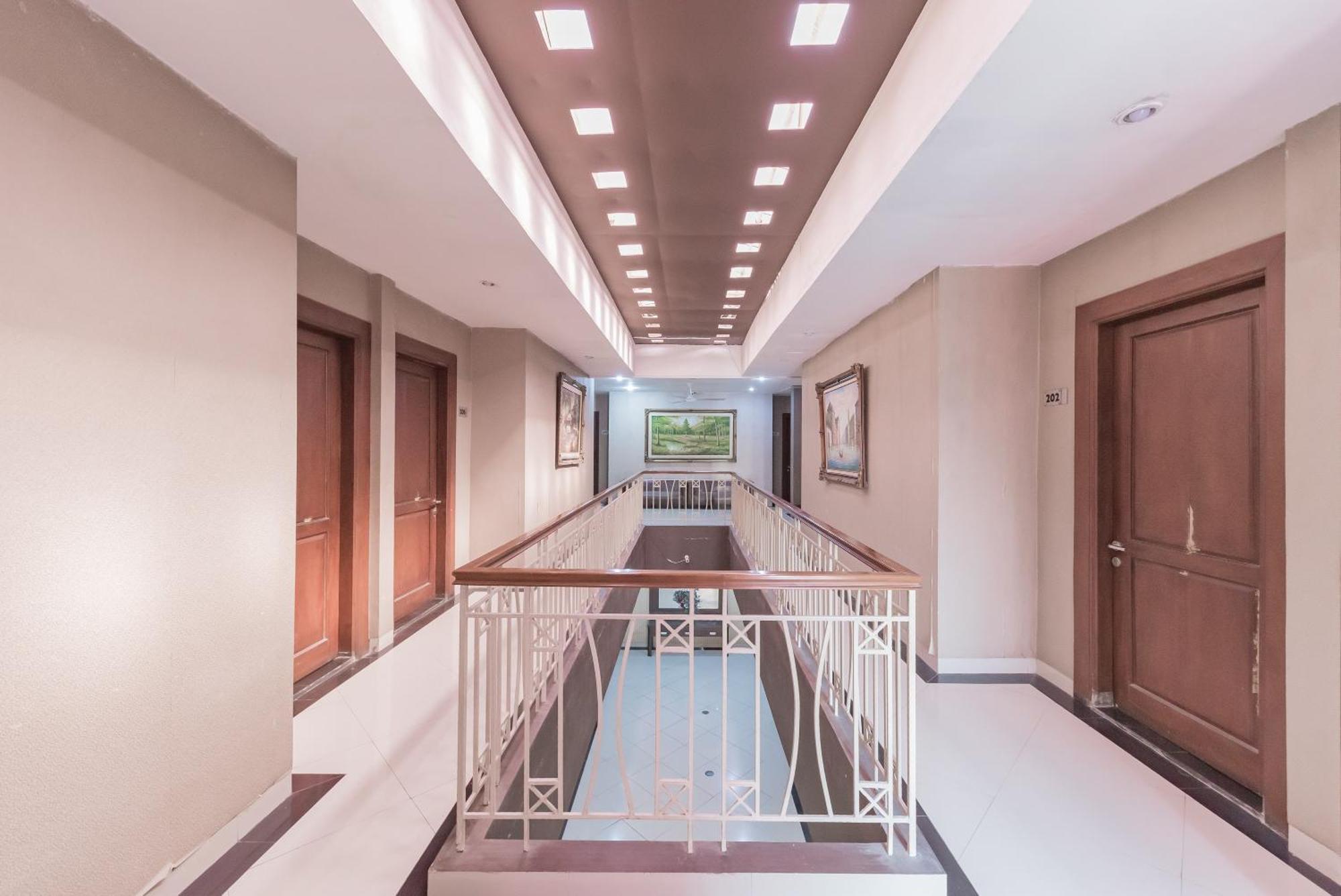 Reddoorz At La Mega Near Pasar Pagi Cirebon Hotel Ngoại thất bức ảnh
