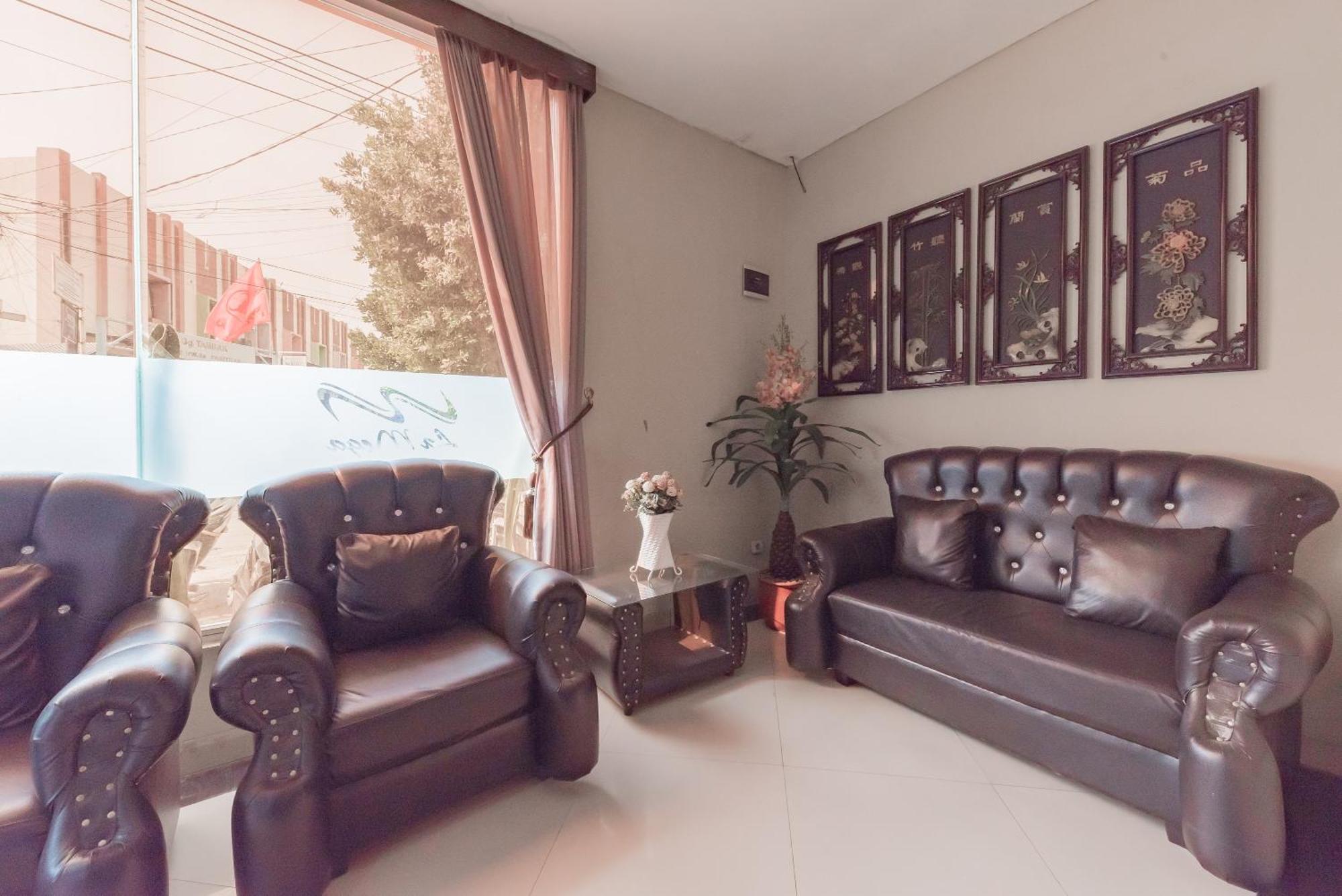Reddoorz At La Mega Near Pasar Pagi Cirebon Hotel Ngoại thất bức ảnh