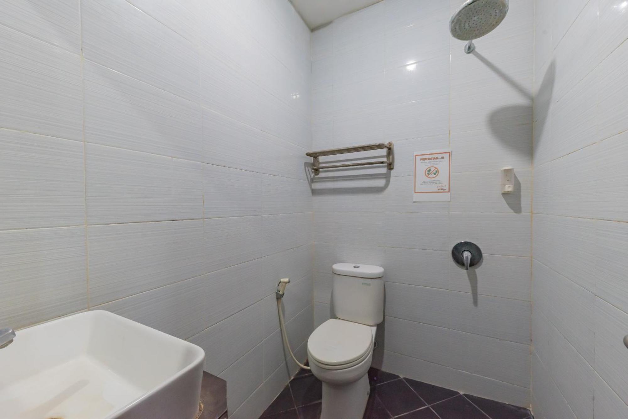 Reddoorz At La Mega Near Pasar Pagi Cirebon Hotel Ngoại thất bức ảnh