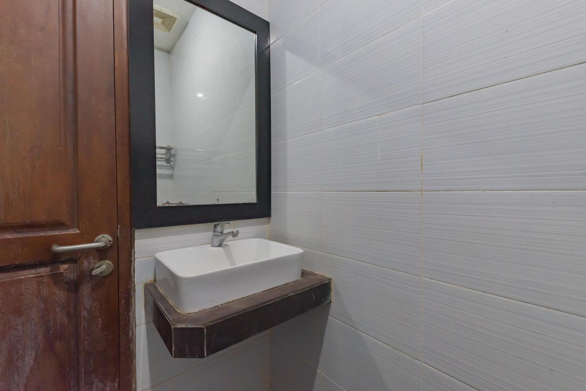 Reddoorz At La Mega Near Pasar Pagi Cirebon Hotel Ngoại thất bức ảnh