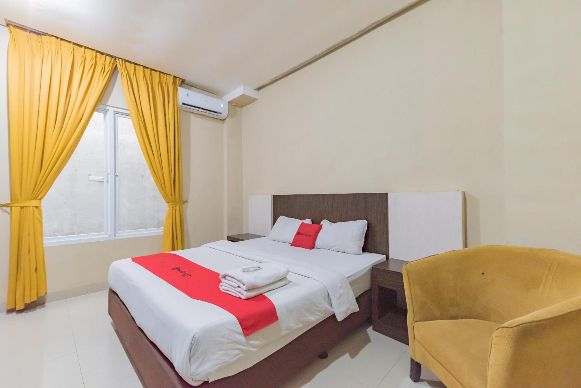Reddoorz At La Mega Near Pasar Pagi Cirebon Hotel Ngoại thất bức ảnh