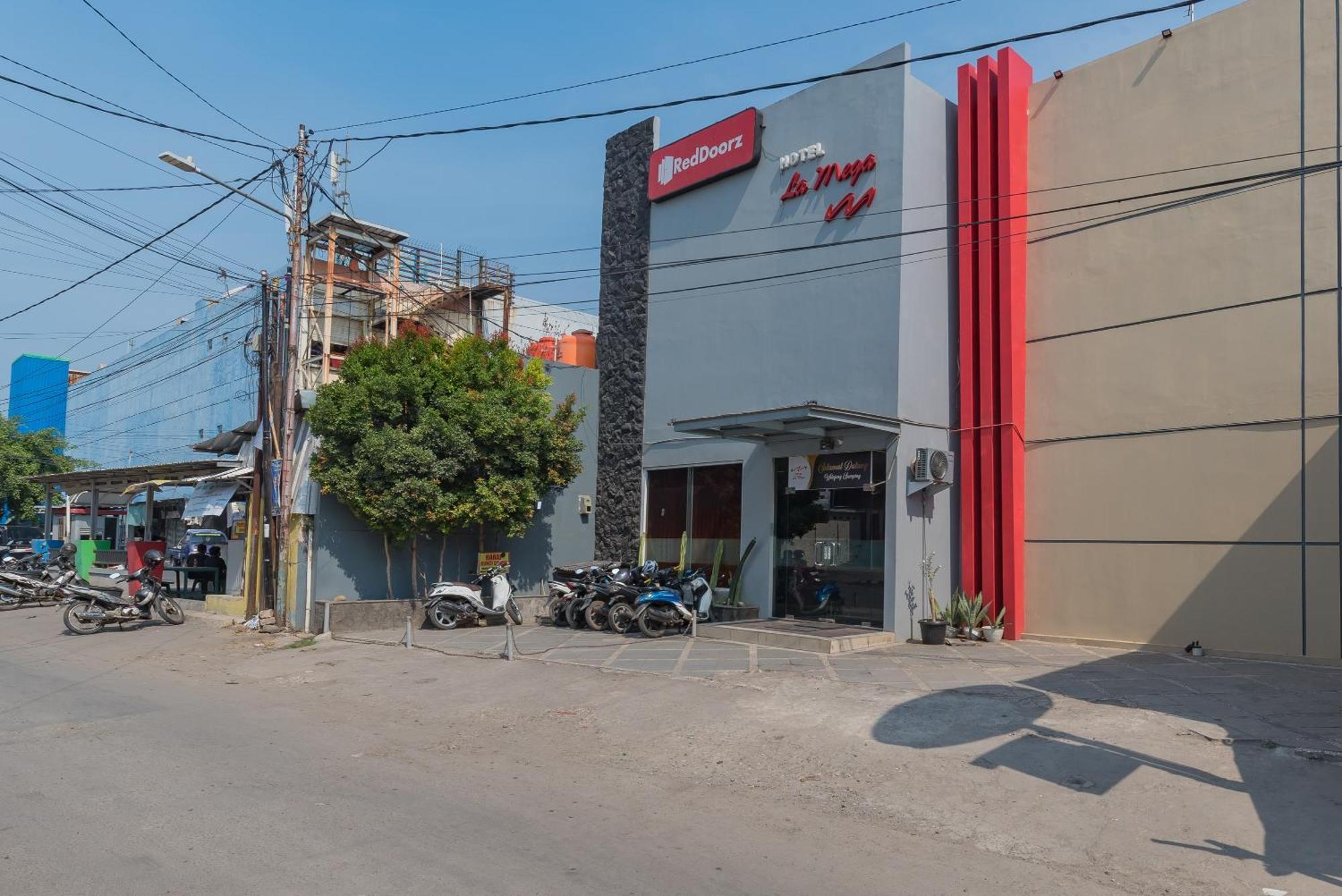 Reddoorz At La Mega Near Pasar Pagi Cirebon Hotel Ngoại thất bức ảnh
