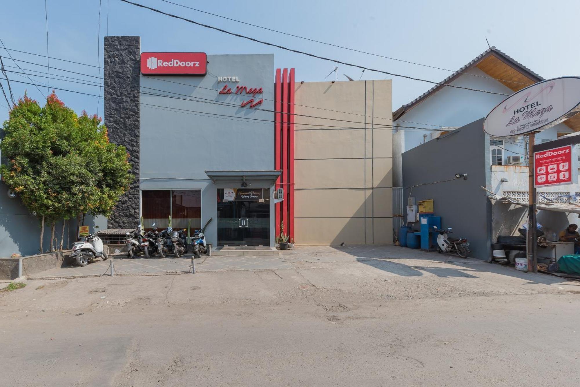 Reddoorz At La Mega Near Pasar Pagi Cirebon Hotel Ngoại thất bức ảnh
