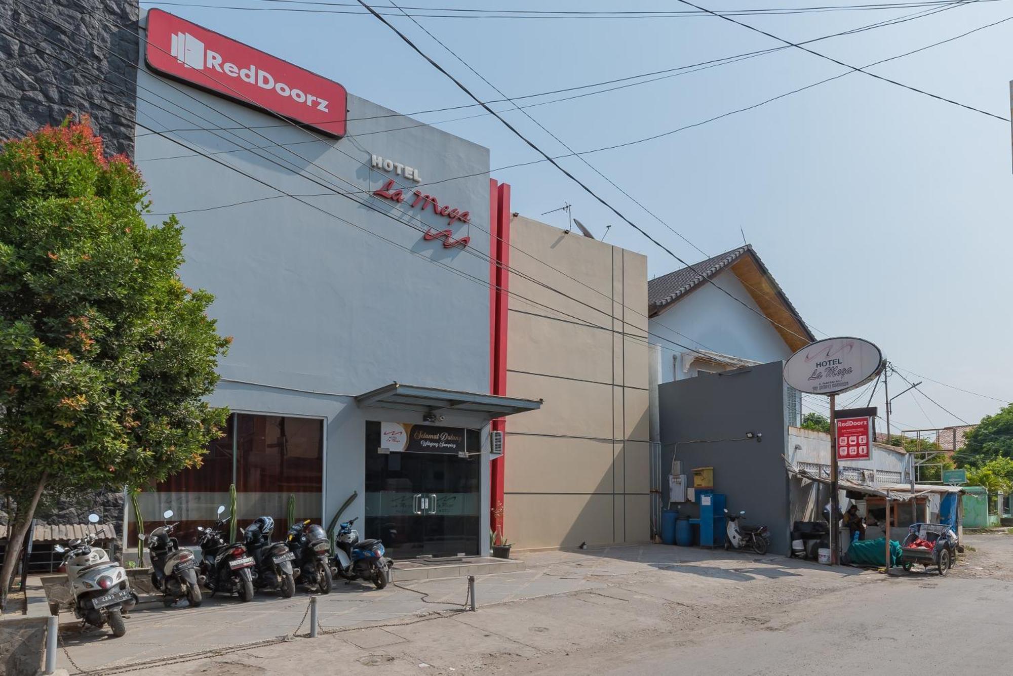 Reddoorz At La Mega Near Pasar Pagi Cirebon Hotel Ngoại thất bức ảnh