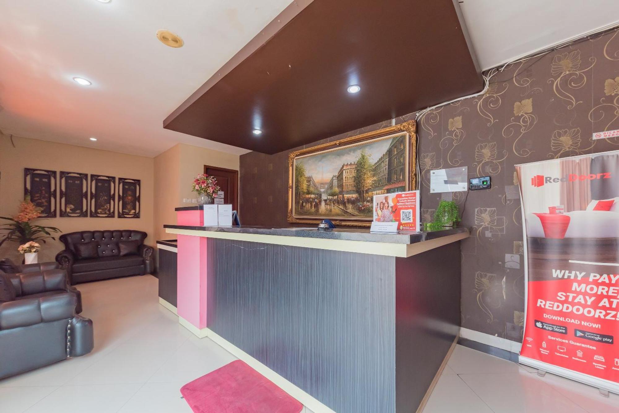 Reddoorz At La Mega Near Pasar Pagi Cirebon Hotel Ngoại thất bức ảnh