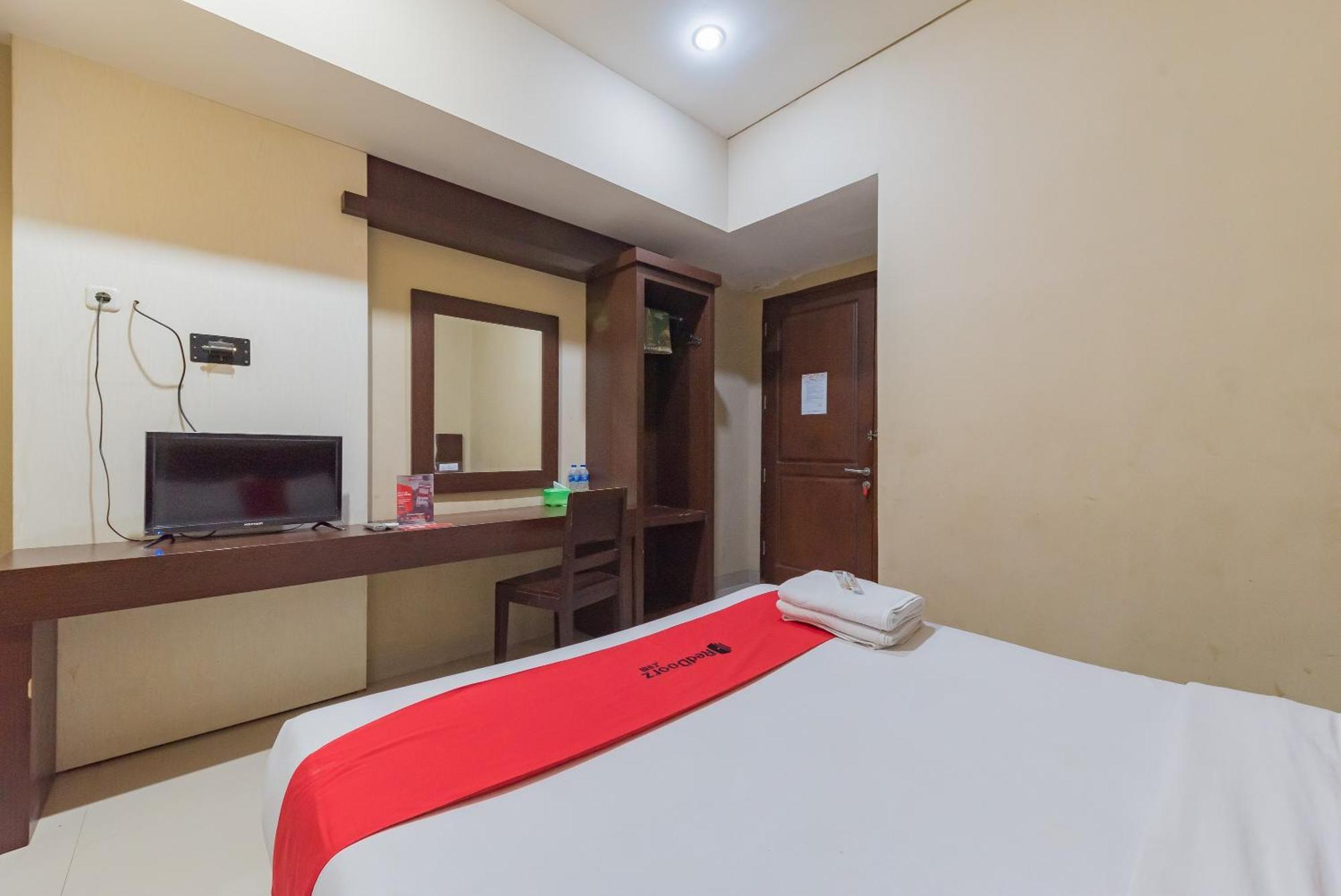 Reddoorz At La Mega Near Pasar Pagi Cirebon Hotel Ngoại thất bức ảnh